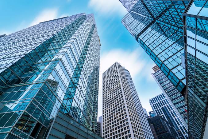 o investidor recebe rendimentos mensais, geralmente oriundos de aluguéis ou correções monetárias, sendo uma excelente forma de gerar renda passiva recorrente